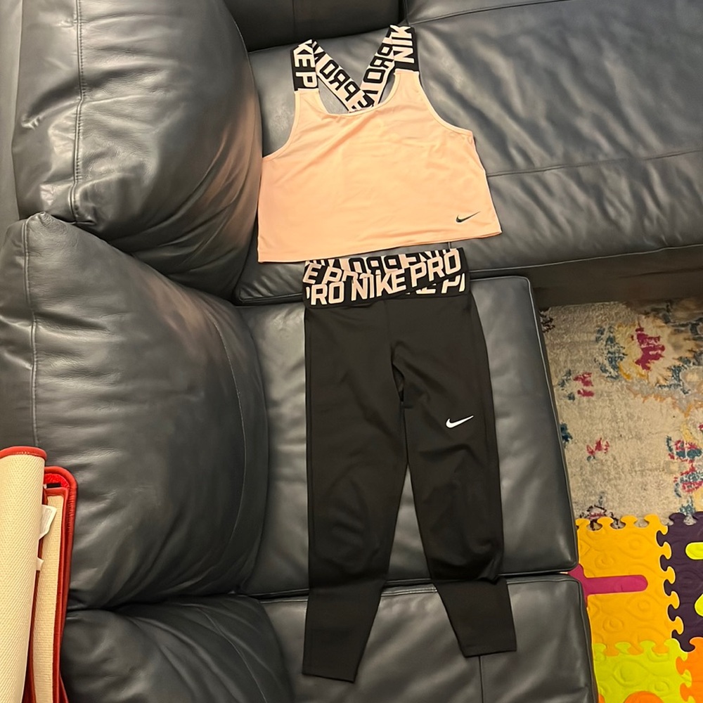 SUPER CUTE Nike Active Set!!